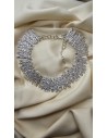 Collar metalizado con forma de espirales. Cierre con codena y presilla.