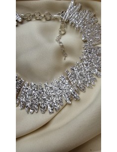 Collar metalizado con forma de espirales. Cierre con codena y presilla. 2