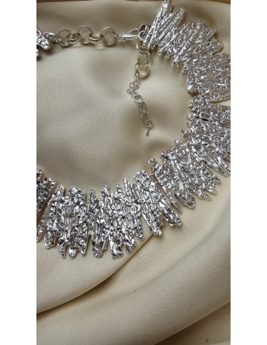 Collar metalizado con forma de espirales. Cierre con codena y presilla.