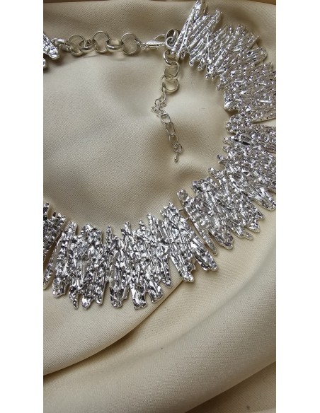 Collar metalizado con forma de espirales. Cierre con codena y presilla.
