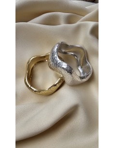 Brazalete metalizado con forma ondulada. Cierre con muelle. 2