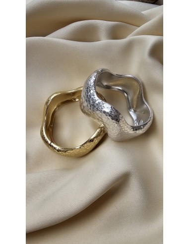 Brazalete metalizado con forma ondulada. Cierre con muelle.