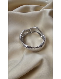 Brazalete metalizado con forma ondulada. Cierre con muelle. 2