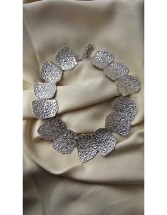 Collar metalizado con formas asimétricas. Cierre con codena y presilla.