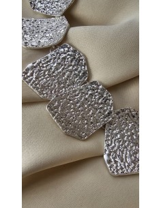 Collar metalizado con formas asimétricas. Cierre con codena y presilla. 2