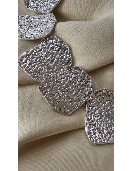 Collar metalizado con formas asimétricas. Cierre con codena y presilla.