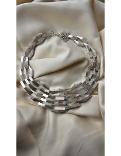 Collar metalizado con formas asimétricas. Cierre con codena y presilla.