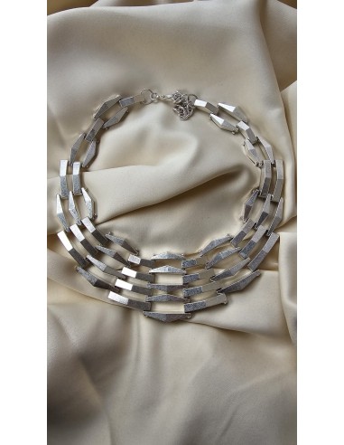 Collar metalizado con formas asimétricas. Cierre con codena y presilla.