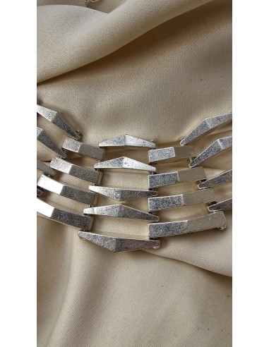 Collar metalizado con formas asimétricas. Cierre con codena y presilla.