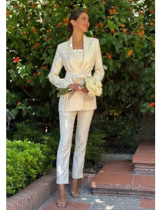 Traje de jacquard compuesto por chaqueta entallada y cinturón en el mismo tejido, top palabra de honor a contraste y pantalón pi 2