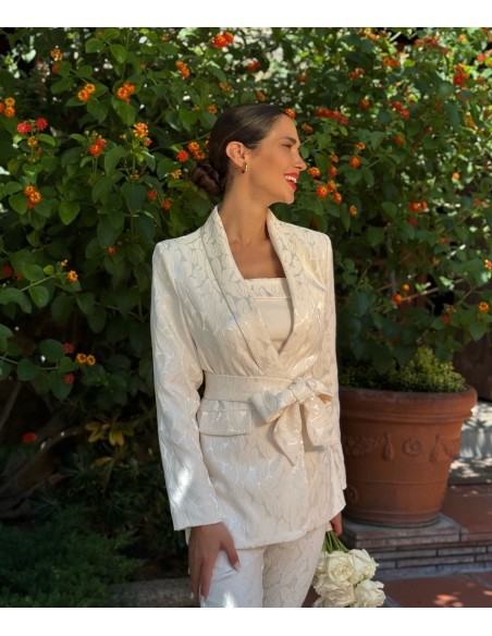 Traje de jacquard compuesto por chaqueta entallada y cinturón en el mismo tejido, top palabra de honor a contraste y pantalón pi