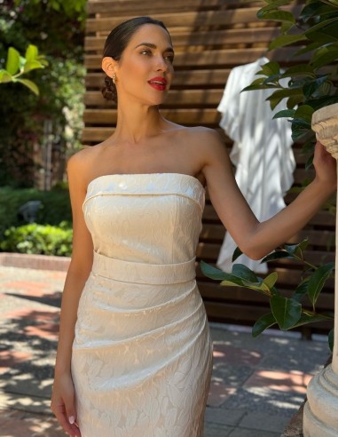 Vestido jacquard palabra de honor entallado con capa de gasa by Gabhana Novia.