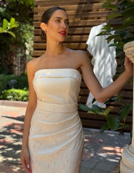 Vestido jacquard palabra de honor entallado con capa de gasa by Gabhana Novia.