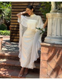 Vestido jacquard palabra de honor entallado con capa de gasa by Gabhana Novia.