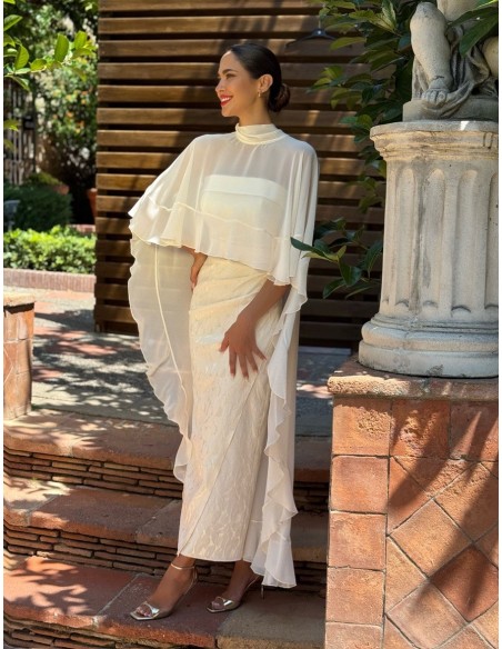 Vestido jacquard palabra de honor entallado con capa de gasa by Gabhana Novia.