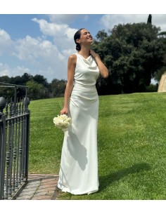 Vestido satinado con cuello drapeado y espalda al aire cruzada by Gabhana Novia. 2