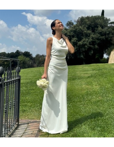 Vestido satinado con cuello drapeado y espalda al aire cruzada by Gabhana Novia.
