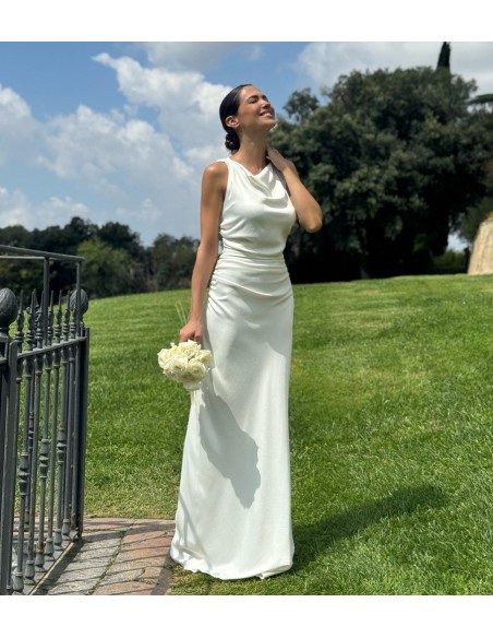 Vestido satinado con cuello drapeado y espalda al aire cruzada by Gabhana Novia.