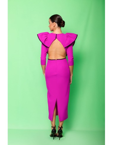 Vestido midi con volantes en los hombros con adornos de vivos y espalda al aire.