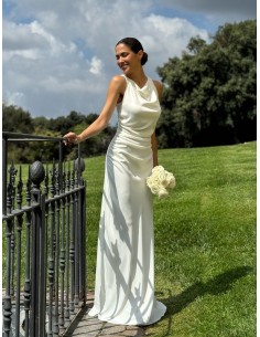 Vestido satinado con cuello drapeado y espalda al aire cruzada by Gabhana Novia.