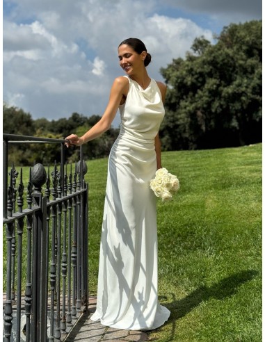 Vestido satinado con cuello drapeado y espalda al aire cruzada by Gabhana Novia.
