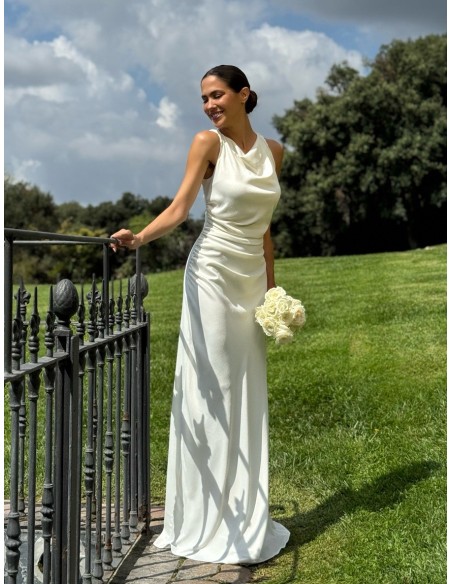 Vestido satinado con cuello drapeado y espalda al aire cruzada by Gabhana Novia.