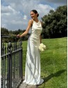 Vestido satinado con cuello drapeado y espalda al aire cruzada by Gabhana Novia.