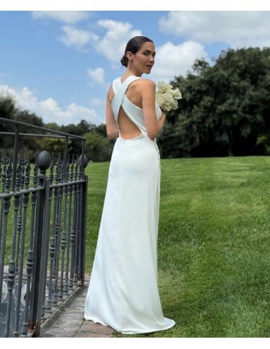 Vestido satinado con cuello drapeado y espalda al aire cruzada by Gabhana Novia.