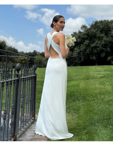 Vestido satinado con cuello drapeado y espalda al aire cruzada by Gabhana Novia.