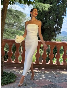 Vestido palabra de honor ajustado con capa de gasa y cinturón en el mismo tejido con detalle en pedrería by Gabhana Novia. 2