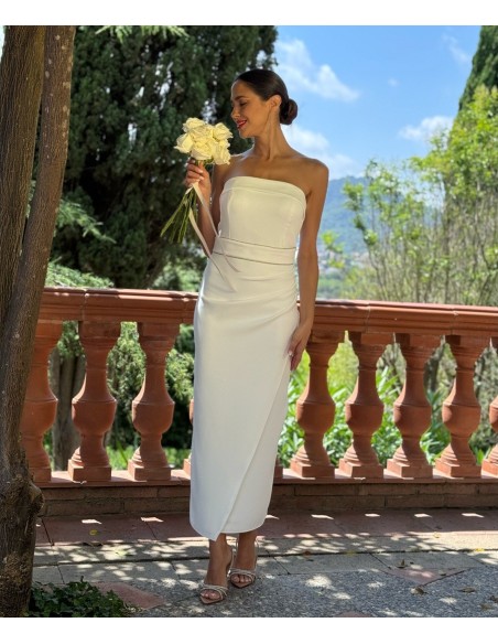 Vestido palabra de honor ajustado con capa de gasa y cinturón en el mismo tejido con detalle en pedrería by Gabhana Novia.
