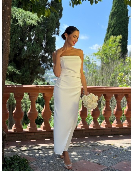 Vestido palabra de honor ajustado con capa de gasa y cinturón en el mismo tejido con detalle en pedrería by Gabhana Novia.