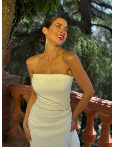 Vestido palabra de honor ajustado con capa de gasa y cinturón en el mismo tejido con detalle en pedrería by Gabhana Novia.