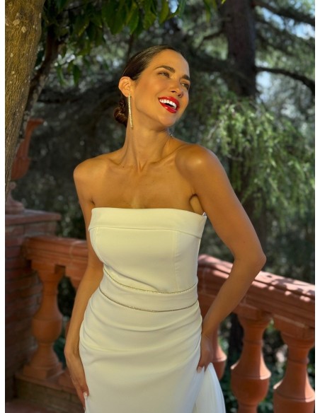 Vestido palabra de honor ajustado con capa de gasa y cinturón en el mismo tejido con detalle en pedrería by Gabhana Novia.