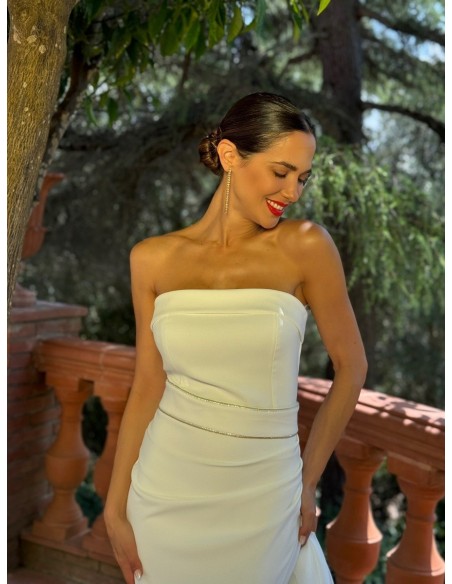 Vestido palabra de honor ajustado con capa de gasa y cinturón en el mismo tejido con detalle en pedrería by Gabhana Novia.