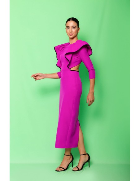 Vestido midi con volantes en los hombros con adornos de vivos y espalda al aire.
