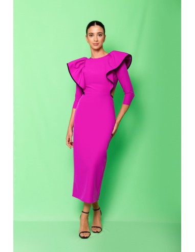 Vestido midi con volantes en los hombros con adornos de vivos y espalda al aire.