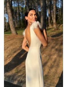 Vestido largo recto con tejido fluido y espalda al aire. Detalle de pedrería y plumas en el hombro. Cierre mediante botones forr 2