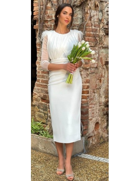 Vestido midi y corte recto con cuello redondo confeccionado en fabuloso crepe y tul drapeado con detalle de plumas en el hombro