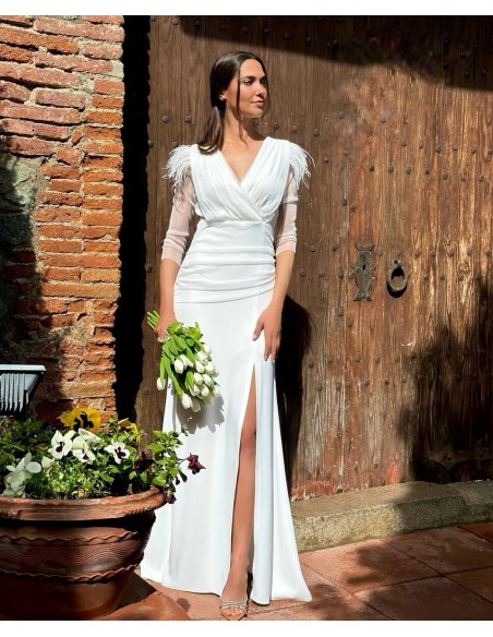 Vestido largo corte recto con cuello redondo confeccionado en crepe y tul drapeado con detalle de plumas en el hombro by Gabhana