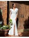 Vestido largo corte recto con cuello redondo confeccionado en crepe y tul drapeado con detalle de plumas en el hombro by Gabhana