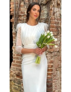 Vestido midi y corte recto con cuello redondo confeccionado en fabuloso crepe y tul drapeado con detalle de plumas en el hombro