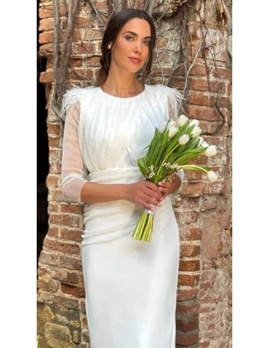 Vestido midi y corte recto con cuello redondo confeccionado en fabuloso crepe y tul drapeado con detalle de plumas en el hombro