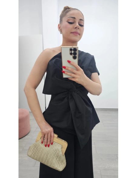 Top en tafetán asimétrico con detalle de maxi lazada. Cierre mediante cremallera trasera.