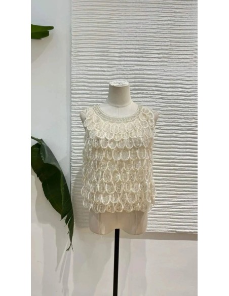 Top de manga sisa en tul con lentejuelas y bordados.