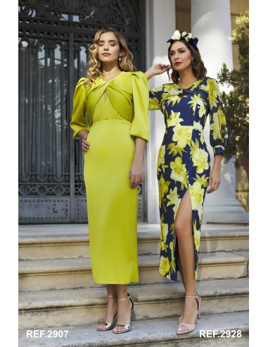 Vestido midi y corte recto satinado con cuello redondo cruzado  y escote pico confeccionado en tejido satinado.