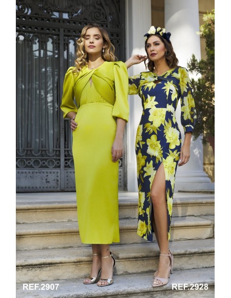 Vestido midi y corte recto satinado con cuello redondo cruzado  y escote pico confeccionado en tejido satinado.