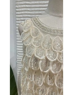 Top de manga sisa en tul con lentejuelas y bordados.