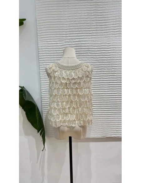 Top de manga sisa en tul con lentejuelas y bordados.