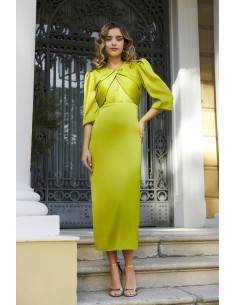 Vestido midi y corte recto satinado con cuello redondo cruzado  y escote pico confeccionado en tejido satinado.